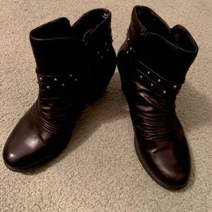 Like new Yuu black booties